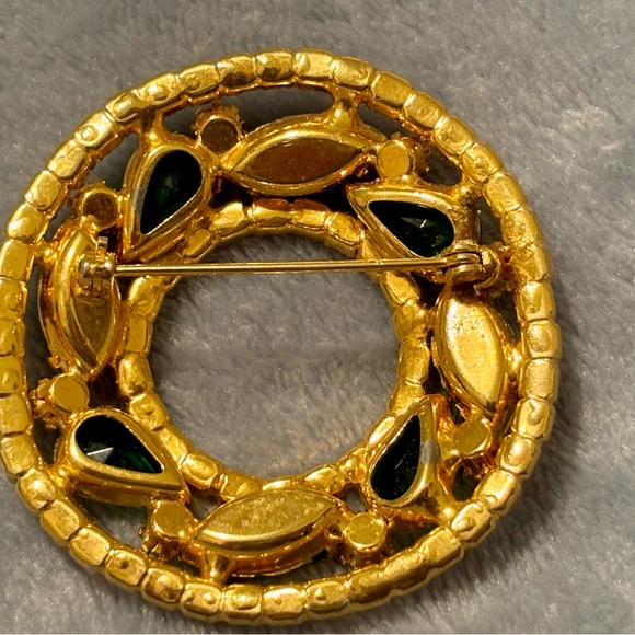 Vintage gold tone circular wreath Brooch with Green/white rhinestones. - Picture 12 of 13